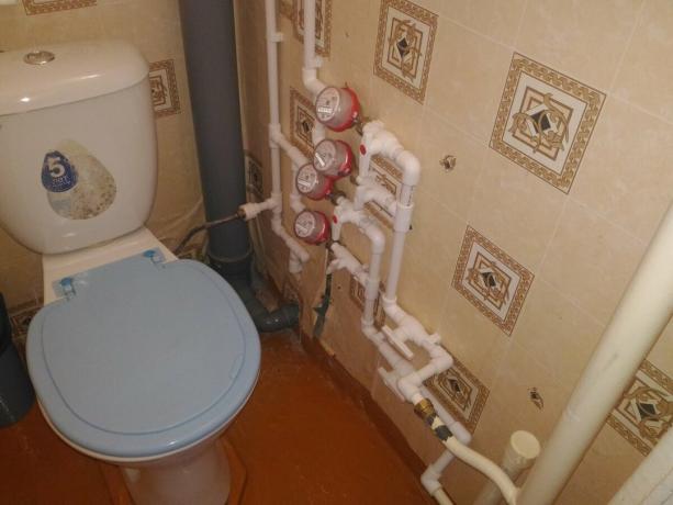 Sanitair toilet in het warme water