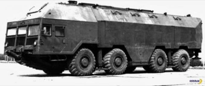 Enorme militaire MAZ terreinwagen die uit kon gaan van de grond