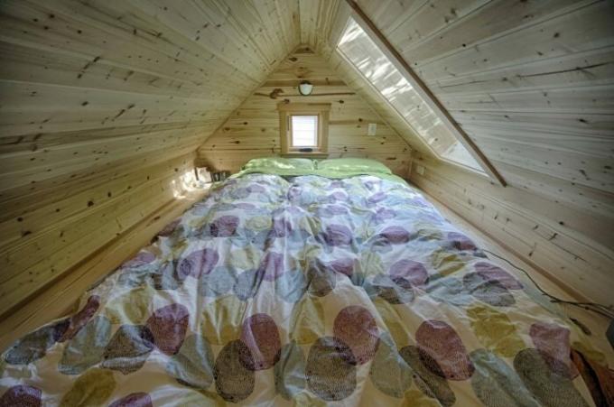 Dubbel bed onder het dak.