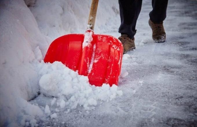 Een eenvoudige manier om ijs en sneeuw smelten van nummer naar een huis of garage te wissen