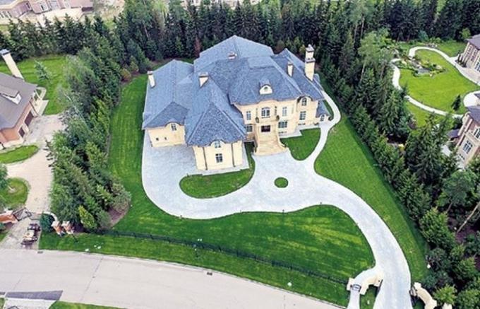 Stas Mikhailov toonde zijn luxe landhuis