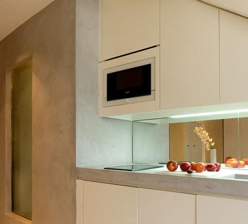 Foto: multiplex keuken op een Parijse zolder