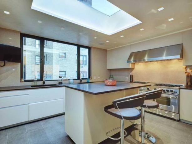 De keuken is op het vijfde niveau wordt verlicht door een dakraam in het dak en uitgerust met de meest moderne apparatuur.