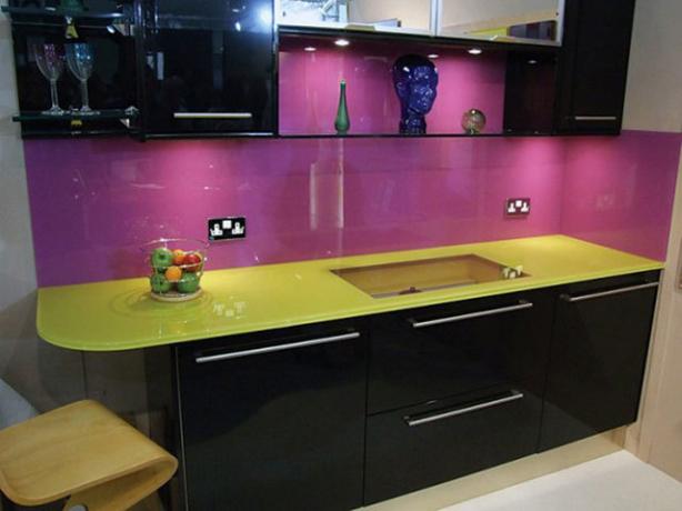 De zwart met paarse keuken heeft een zeer stijlvolle uitstraling, maar kan in sommige interieurs agressief overkomen.