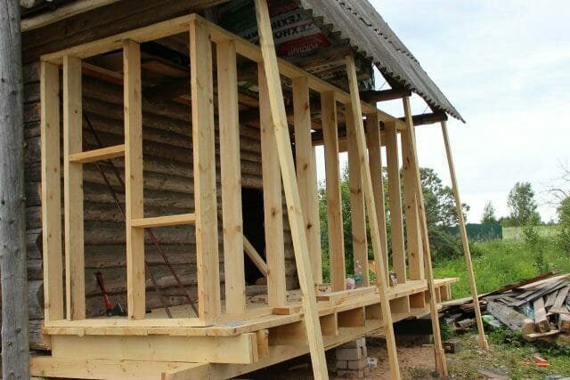 Built-in veranda is alleen gedaan met het huis in het stadium van de bouw