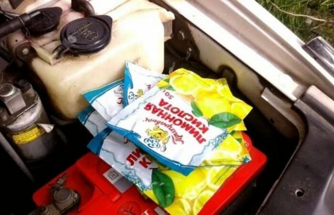 Wat ervaren automobilisten toegevoegd citroenzuur in een sproeiertank