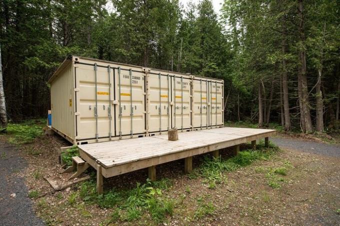 Canadese ambachtsman bouwde een zelfvoorzienend huis van container.