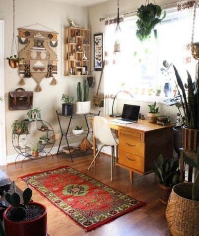 Boho thuiskantoor, een hoek met een lichttafel, ietwat pretentieus macramé, kamerplanten