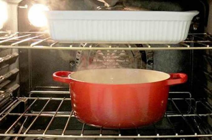 Volksremedie: Een eenvoudige en effectieve manier voor het reinigen van de oven van vet en roet