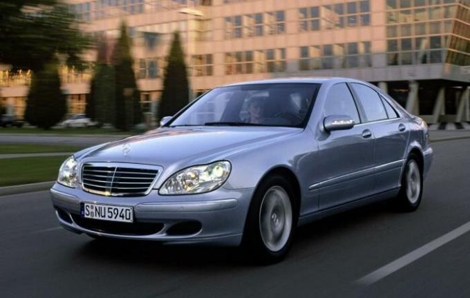 Auto's Mercedes-Benz S-Klasse 1998-2005 is betrouwbaarder dan haar concurrenten. | Foto: avtorinok.ru.