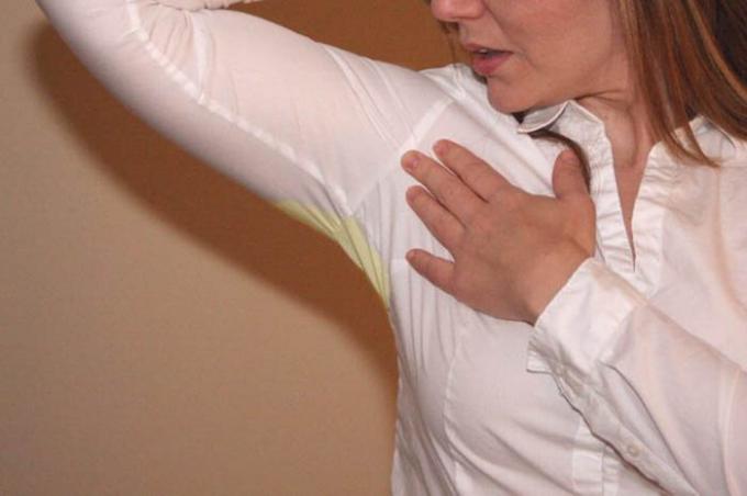 Thuis stomerij: hoe je zweet vlekken op witte kleding krijgen