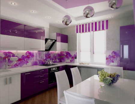 Een keuken in witte en paarse nuances, gevuld met licht en harmonie