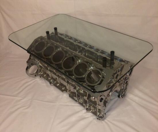 motor cilinderblok Jaguar V12, die is gemaakt van een modieuze en praktische tafel.