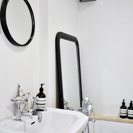 Hoe naar de badkamer te transformeren met behulp van spiegels: 13 voorbeelden
