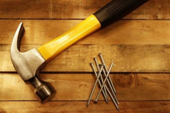 Hammer - een belangrijke huishoudelijk gereedschap.