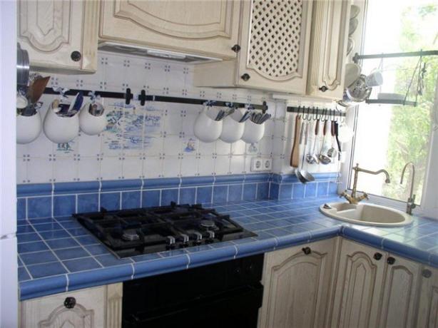 Zelfgemaakte keukenaanrecht gemaakt van tegels (39 foto's): stapsgewijze instructies