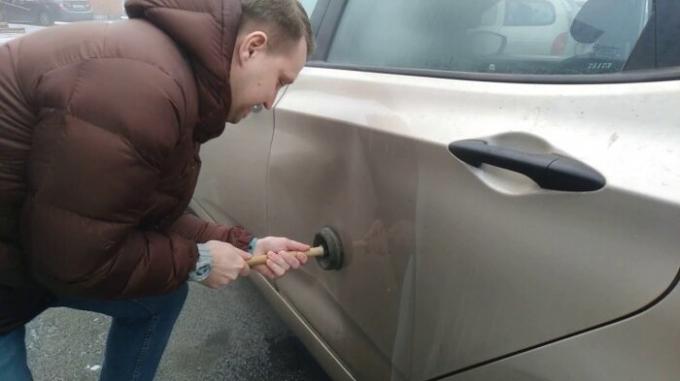 Gebruik plunjer zelfstandig naar de deuk verwijderen. / Foto: i.ytimg.com. 