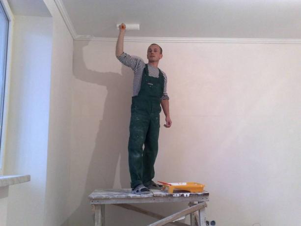 Op de foto - hoe je het plafond in de keuken met je eigen handen kunt schilderen.