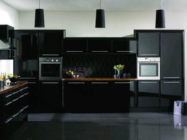 Zwarte keuken (51 foto's): DIY-video-instructies, kenmerken van glanzende keukensets met gouden kleur, met zilver, prijs, foto