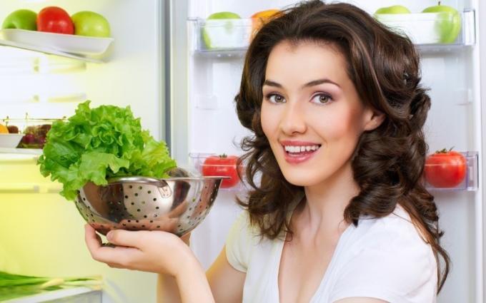 Weet u niet zeker hoe u uw groene salade vers in de koelkast kunt bewaren? Lees de tips!
