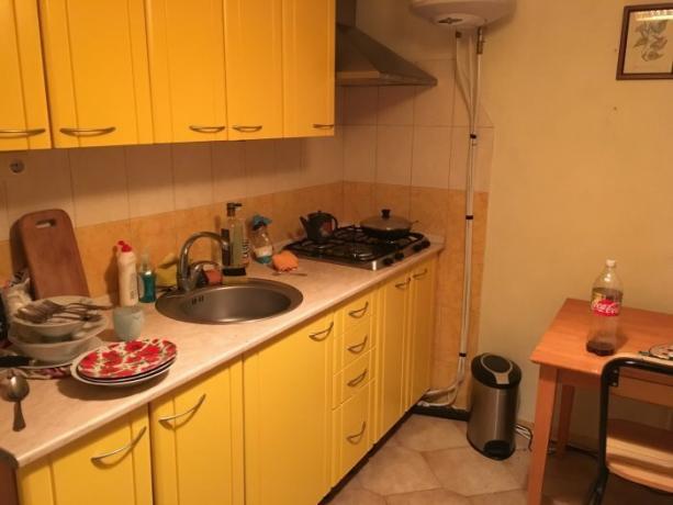 Keuken in het appartement van de 32-jarige Russische genaamd Ivan.