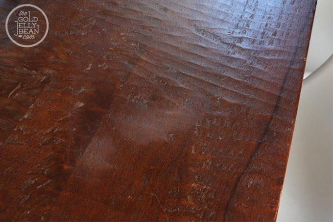 Hoe kan krassen op het hout en lederen meubels verwijderen