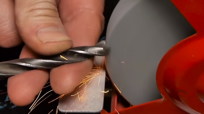 Voorzichtig boren metaalplaat kan een gebruikelijke boor zijn, slijpen de snijkant 