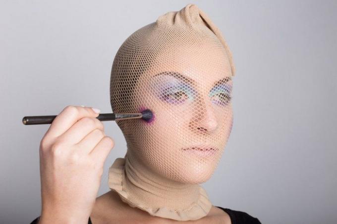 Carey begon oogschaduw brush make-up direct toe te passen op de top van een kous-net.