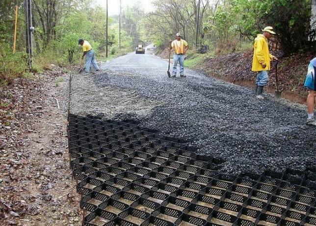 Deze nuttige geocell: zo gelegd asfalt in het Westen.