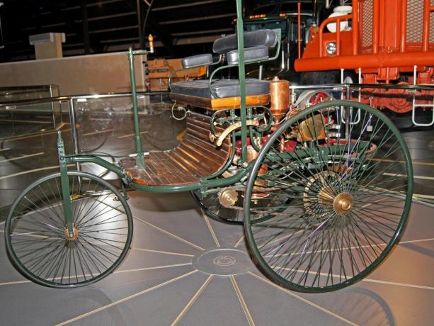 De tentoonstelling van het museum - 's werelds eerste auto Benz Patent-Motorwagen, 1885