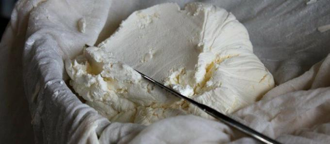 Mix yoghurt en zure room en wrap in kaasdoek.