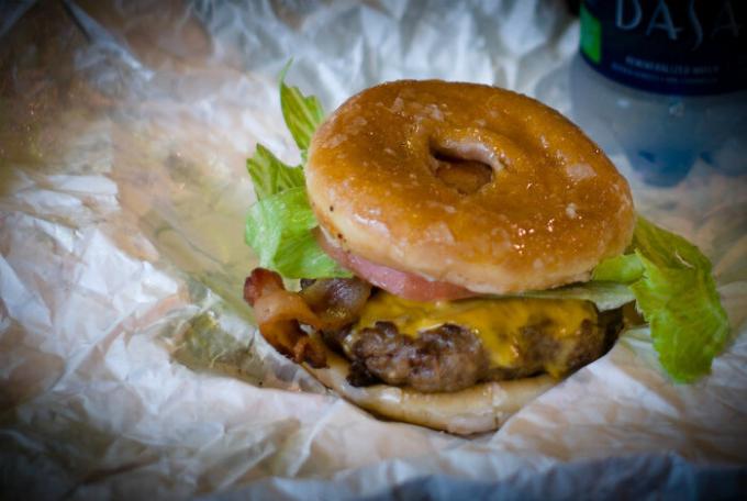 Hamburger in een donut. | Foto's: Lees meer.