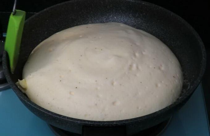 Na - stukjes boter in een pan en bak toe te voegen voor nog een minuut omelet zonder deksel.