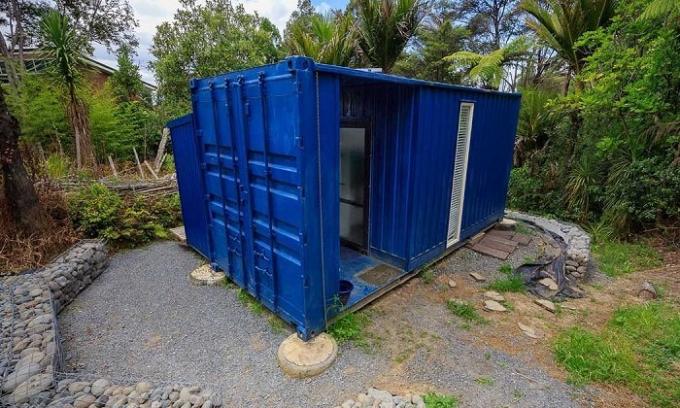 De vrouw verhuisd van het herenhuis in een container om te leven.