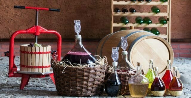 Hoe maak je een zelfgemaakte wijn van druiven voor te bereiden (rood of wit)