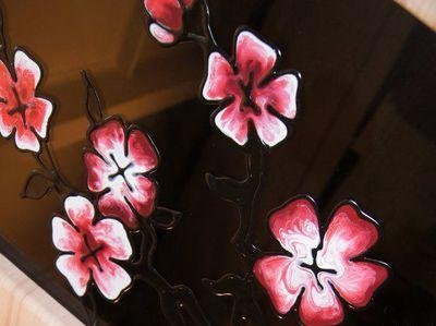 Sakura-bloemen zijn de belangrijkste versiering van de headset