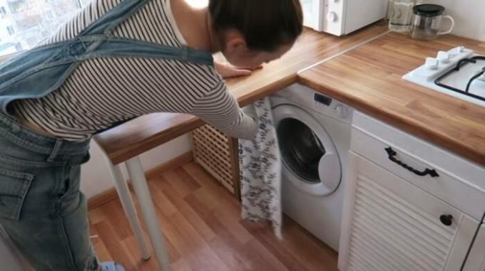 Wasmachine in geslaagd om te verbergen onder een tafel achter een gordijn. | Foto: cpykami.ru.