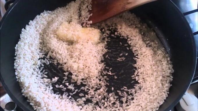 Voor het koken van rijst kan worden gebakken in een pan of in een koekenpan.