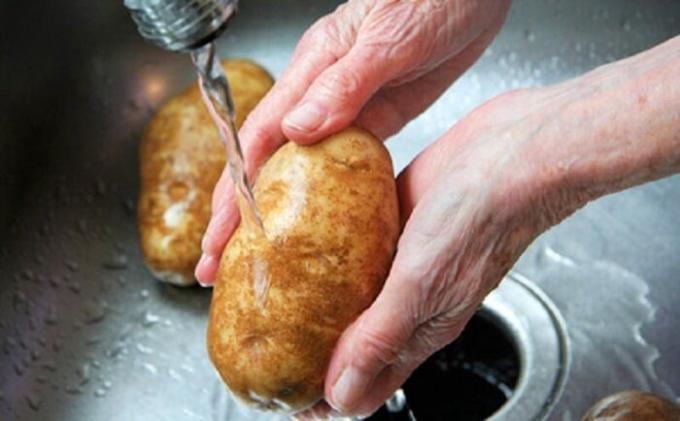 De methode zoals aardappelen sneller soms koken zonder de gebruikelijke potten