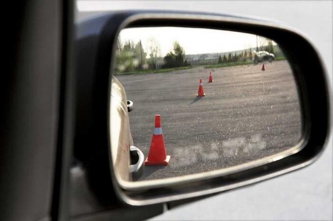 "Boom, kwam": leren hoe je de afstand van de auto snel en zonder fouten te bepalen aan de muur