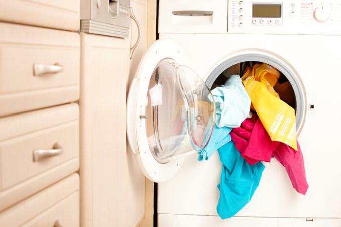 Waarom hebben we een natte doek tijdens het wassen in de machine-Machine: de truc van ervaren huisvrouwen