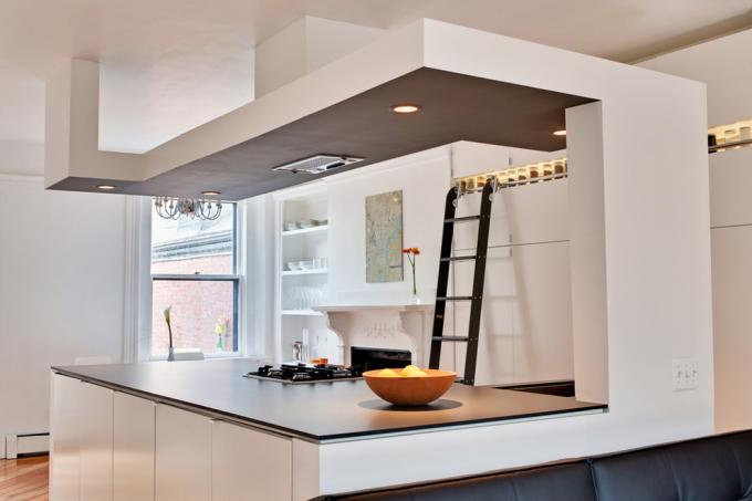 Gipsplaatovergangen, zoals op de foto, worden vaak gebruikt om de zonering in keukens in combinatie met andere kamers te verbeteren