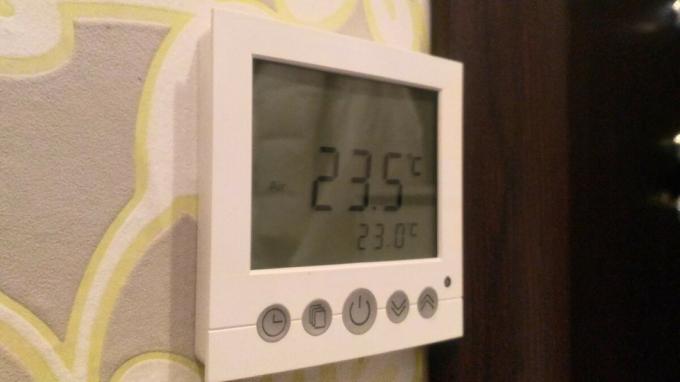 Gebruik geen vloerverwarming in de appartementen. Of waarom het appartement is koud en run koel water in plaats van warm.