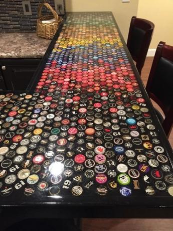 Het tafelblad, die is bekleed met 2530 caps.
