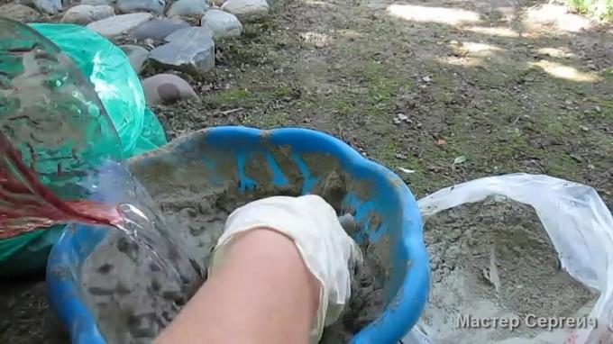 Pot van zand en cement in de vorm van handen