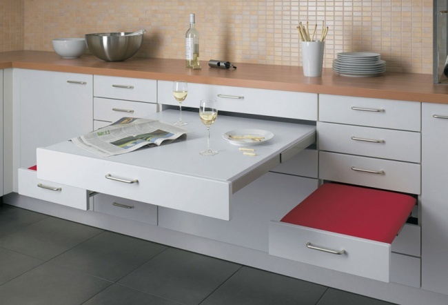 Mobiele opvouwbare meubels - een echte vondst voor een keuken met een beperkt vierkant
