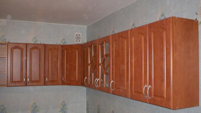 Op welke hoogte keukenkasten op te hangen: doe-het-zelf video-instructies voor installatie, foto en prijs
