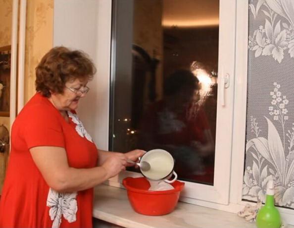 Om tule plakken op het raam, moet het eerst genieten van het zetmeel.