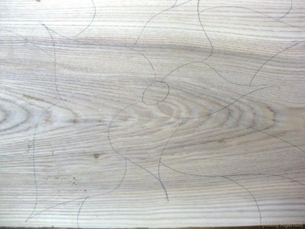 Figuur wordt aangebracht op de geprepareerde houten oppervlakken.