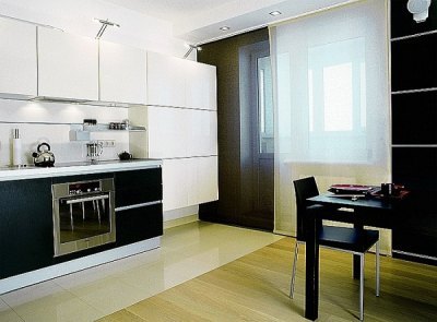 De inrichting van een keukenraam met een balkondeur met verticale panelen verhoogt visueel de hoogte van de kamer